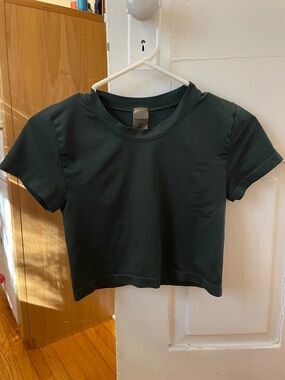 Aritzia Sunday Best Deep Forest Green Sinch Seamless Willow Cropped T-Shirt